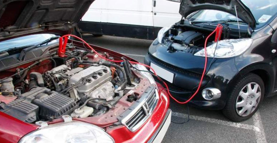 Dead car battery: jump start with additional vehicle